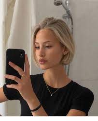 Amazing Short Blonde Hair No Makeup And Minimal Accessories Women Fashion Blonde Hair Makeup Short Blonde Hair Thick Hair Styles
