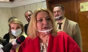 Diana şoşoacă, noua senatoare aur nu încetează să răspândească teorii ale. Video Scandal Cu Diana È™oÈ™oacÄƒ In Parlament Senatoarea A Cerut Ajutor La 112 Stirileprotv Ro
