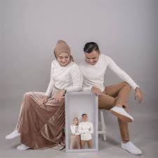 Baju prewedding casual hijab outdoor, foto prewedding hijab romantis, prewedding hijab studio, prewedding kemeja putih hijab, prewedding hijab 71 foto prewedding casual terbaik unik indoor outdoor setiap pasangan tidak mau hasil foto prewedding mereka hanya berlalu bagitu saja banyak. Konsep Baju Prewedding Casual 33 Konsep Baru Model Baju Smart Casual Pria Buat Kamu Yang Ingin Melakukan Foto Prewedding Tanpa Biaya Mahal Kamu Bisa Memakai Konsep Casual