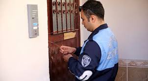 Adana'da furkan eğitim ve hizmet vakfı'na yapılan operasyonda vakfın kasasında yaklaşık 350 bin lira para çıktı. Furkan Vakfi Na Ait 6 Yurt Binasi Muhurlendi Gundem Gebze Yenigun