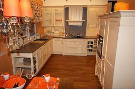 hacker musterkuche grosse gemutliche landhauskuche echtholz lackiert mit neff einbaugeraten ausstellungskuche in holle haus kuchen landhauskuche musterkuchen