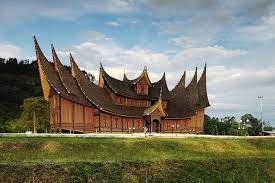 A substructure of large wooden pillars resting on flat stones (or concrete nowadays) protects the structure from rising damp. Rumah Adat Batak Bolon Simalungun Karo Pakpak Gambar Penjelasan