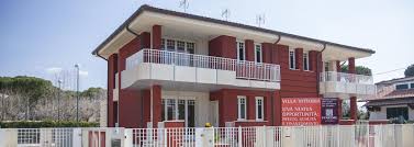 Qualità senza compromessi, soluzioni all'avanguardia e design si sposano in un immobile unico fronte mare, caratterizzato da una vista mozzafiato sul mare e sulle apuane. Case In Vendita Lido Di Camaiore