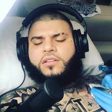 En diversas culturas del mundo y a lo largo de la historia, los tatuajes han jugado un importante papel simbólico. Rapeton Farruko Tirando Mientras Se Hace Un Tatuaje