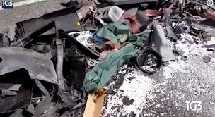 Chi sono le cinque vittime del drammatico incidente. Incidente In A21 Morti Genitori Nello Schianto Contro Un Tir Salvo Il Figlio Di 6 Mesi