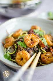 Enlever la tête et la carapace des crevettes (garder seulement la essuyer les crevettes avec un papier absorbant.peler et ôter le germe central. Wok De Crevettes Caramelisees Et Legumes De Saison Voyage Gourmand