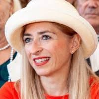 Caroline Robles's Instagram, Twitter & Facebook