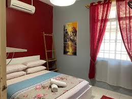 Facility shower, air conditioning, iron, desk, ironing facilities, seating area, fan, toilet. Pasir Gudang Marissa Homestay Masai Aktualisierte Preise Fur 2021