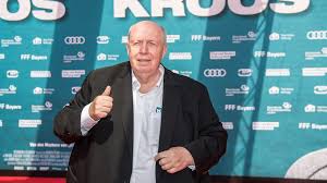 The site lists all clubs he coached and all clubs he played for. 50 Kilo Leichter Reiner Calmund Gibt Gesundheits Update Promiflash De