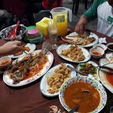 Terjumpa dengan restoran ikan bakar jeram. Medan Ikan Bakar Pantai Jeram Batu 19