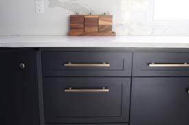 knobs or pulls on kitchen cabinets