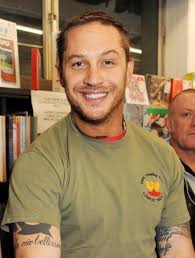 He is currently gearing up to play mad max hence the beard and long hair. Le Coeur Du Bonheur Tom Hardy Smiling His Most Brilliant Smile Today