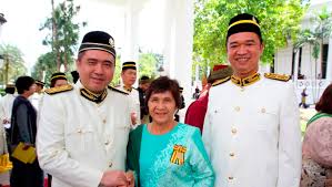 Pingat besi kerana keberanian dan jasa pangkat kedua. 60yo Street Cleaner Receives Pingat Jasa Kebesaran Pjk For Her Contribution To Society World Of Buzz