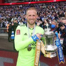 Former goalkeeper peter schmeichel's son kasper was on the pitch and consoled christian eriksen's partner. Kasper Schmeichel Kschmeichel1 Twitter