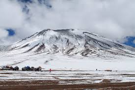 A popular way to get to bolivia from chile taking in the amazing uyuni salt flats, colored lakes (laguna verde and laguna colorada), natural thermal hot springs, high altitude. The Uyuni Salt Flat Tour The Surreal South Of Bolivia Jonistravelling