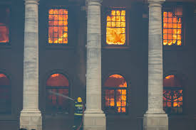 The university of cape town (uct) said all students on its main campus were being evacuated by emergency services support staff on sunday as a runaway wildfire spread onto the campus grounds. Zovi9yad1r93im