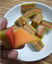 Kue lapis is an indonesian kue, or a traditional snack of steamed colourful layered soft rice flour pudding. Resepi Kuih Lapis Pelangi Kukus Pawtaste Com