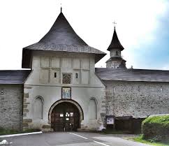 Despre manastirea putna se stie ca este prima ctitorie a lui stefan cel mare. Https Xn Urlaub In Rumnien 2qb De Ro Uir De Vizitat Locatii De Vizitat Manastirea Putna