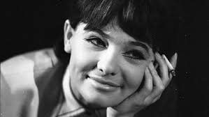 She graduated in 1957 after which she went to work to the national theatre. Hegyi Patakocska Szeli At A Mesebe Illo Piciny Falucskat Leleksimogato Tajban El A Szineszno Divany