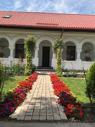 Manastirea situata la cca 5 km distanta de ploiesti, in mijlocul fostilor legendari codrii ai vlasiei este binecunoscuta prin izvorul tamaduirii pe care biserica din lemn a manastirii ghighiu a fost ridicata la sf. Manastirea Ghighiu Si Icoana Facatoare De Minuni A Maicii Domnului Irinel Galasiu