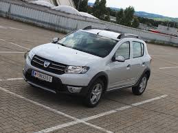 The sandero stepway sees the ride height raised, some plastic cladding stuck along the wheel arches and a pair. Dacia Sandero Stepway Im Test Auto Motor At