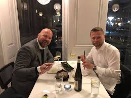 Helseminister bent høie og ektemannen dag terje klarp solvang poserer med sponsorer av dnt, som solvang er toppsjef i. Facebook