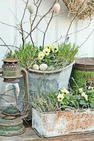 Fruhjahrsbluher Bieten Sich Perfekt Als Osterdeko An Osterdeko Draussen Deko Fruhling Draussen Und Ostern Garten
