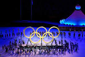 Los aros olímpicos cerca del nuevo estadio nacional de tokio. Biyvgvrdqtokpm