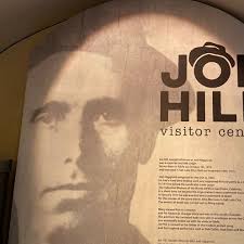 Trångt när Joe Hills nya besökscentrum invigdes i Gävle