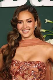 Jessica Alba en Zuhair Murad RE24, Anna Kendrick en Monique Lhuillier,  Kelly Roland en Georges Chakra FW24 au gala Baby2Baby 2024 à Los Angeles :  r/whatthefrockk