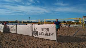 Beach volleyball is a team sport played by two teams of two players on a sand court divided by a net. Hietsu Beach Volley Club Banden Ballfaenger Volleyballfreak