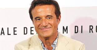 «me lo hanno proposto un paio di volte solo che la prima volta ero impegnato con le riprese del film 'natale sul nilò e un'altra avevo paura di farlo, quindi lo hanno fatto altre persone», ha ricordato de sica. Christian De Sica Have You Ever Seen His House An Exaggerated Richness On The Walls That Does Not Go Unnoticed Curler Ruetir