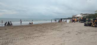 Selain pantai, tempat wisata surabaya ini juga dekat dengan hutan bakau dan juga klenteng sanggar agung, tempat wisata di surabaya lainnya yang bisa dikunjungi. Pantai Umum Bandulu Anyer Serang Banten Pantai Anyer Bandulu