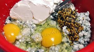 Crostini Cu Branza Albastra Si Chutney De Ceapa Rosie Food Breakfast Eggs