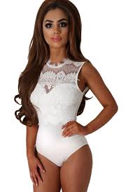 Biale Eleganckie Body Z Koronka Na Biuscie 050 Lejdi Pl Gleboki dekolt na plecach, dlugie rekawy, kryte zatrzaski w kroku. biale eleganckie body z koronka na biuscie 050