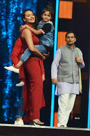 Rai and produced by colour yellow productions in collaboration with red chillies entertainment. Actress Sonakshi Sinha With Contestant Ditya Sagar Bhande On The Sets Of Dance Reality Show Super Dancer As She Promotes Her Bollywood Film Force 2 Photogallery