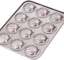 CHEFMADE Madeleine Mold Cake Pan, 12-Cavity Non-Stick Scallop Madeline  Bakeware for Oven Baking (Champagne Gold)