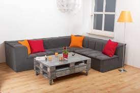 Flacher couchtisch mit ansprechenden dekoren. Couchtisch Aus Europaletten Im Shabby Look Selber Bauen Selbermachen De