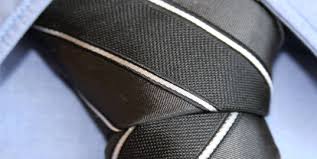 Für viele ist er etwas einfacher zu binden als der windsor, erfordert aber trotzdem übung. Krawatte Binden Anleitungen Fur Verschiedene Krawattenknoten