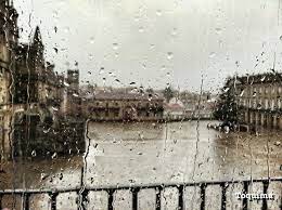 Las calles de granito del precioso centro histórico de santiago vinimos con la mentalidad de mucho frío y lluvia pero la verdad el tiempo nos acompañó muy bien para la boda de mi hermana, pasajes hermosos y la. Llueve Detras De Los Cristales La Lluvia Es Algo Normal En Santiago De Compostela En Esta Ocasion Contemplando Viaje Cultural Santiago De Compostela Ciudades