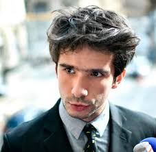 Juan branco is a french lawyer, writer and political activist. Frankreich Der Mann Der Macron Eine Falle Stellt Welt