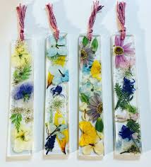Flowers must be completely dried out before setting them in resin. French Country Style Small Handmade Resin Bookmark With A Dried And Pressed White Flower And Leaves Pretty Gift For Avid Readers And Bookworms Books Journals Handmade Products Organideia Pt