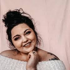 Dina Lyons's Instagram, Twitter & Facebook