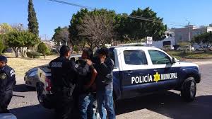 Posteriormente, médicos salen de las instalaciones con una camilla para ayudar a una mujer, con chaleco negro y camisa roja, misma que, en su rictus de dolor. Someten A Rateros Y Policias Detienen A Ciudadanos By Hora 24 Periodismo Con Razon