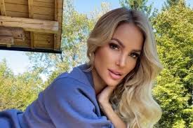 A celeb fürdőruhában mutatta meg gyönyörű dekoltázsát. Zimany Linda Nem Akarmilyen Ferfi Mellett Kepzeli El Az Eletet