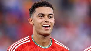 Euro 2024: Jay Dasilva yng ngharfan Cymru am y tro cyntaf