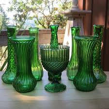 Le Vert Emeraude Le Salon De The Le Blog D Un Lys Dans L Atelier Couleur De L Annee Vase Vert Mariages Verts Emeraude