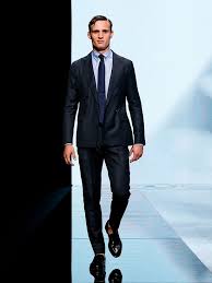 Armani abbigliamento abito a righe bianche e blu. Giorgio Armani Moda Uomo Primavera Estate 2021 Consigli Per Tutti