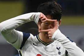Évoluant au poste d' attaquant , il joue actuellement avec l'équipe londonienne de tottenham hotspur en. Son Heung Min Celebration What Is The Meaning Behind Tottenham Star S Camera Gesture Goal Com