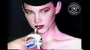 Gracias a Gina Peña por compartir con nosotros la estrella Nin-ya de  YOPLAIT. “Jugaba a lanzarla a las ventanas y espejos de la casa. Algunas  veces intentaba en ladrillo y tirársela a